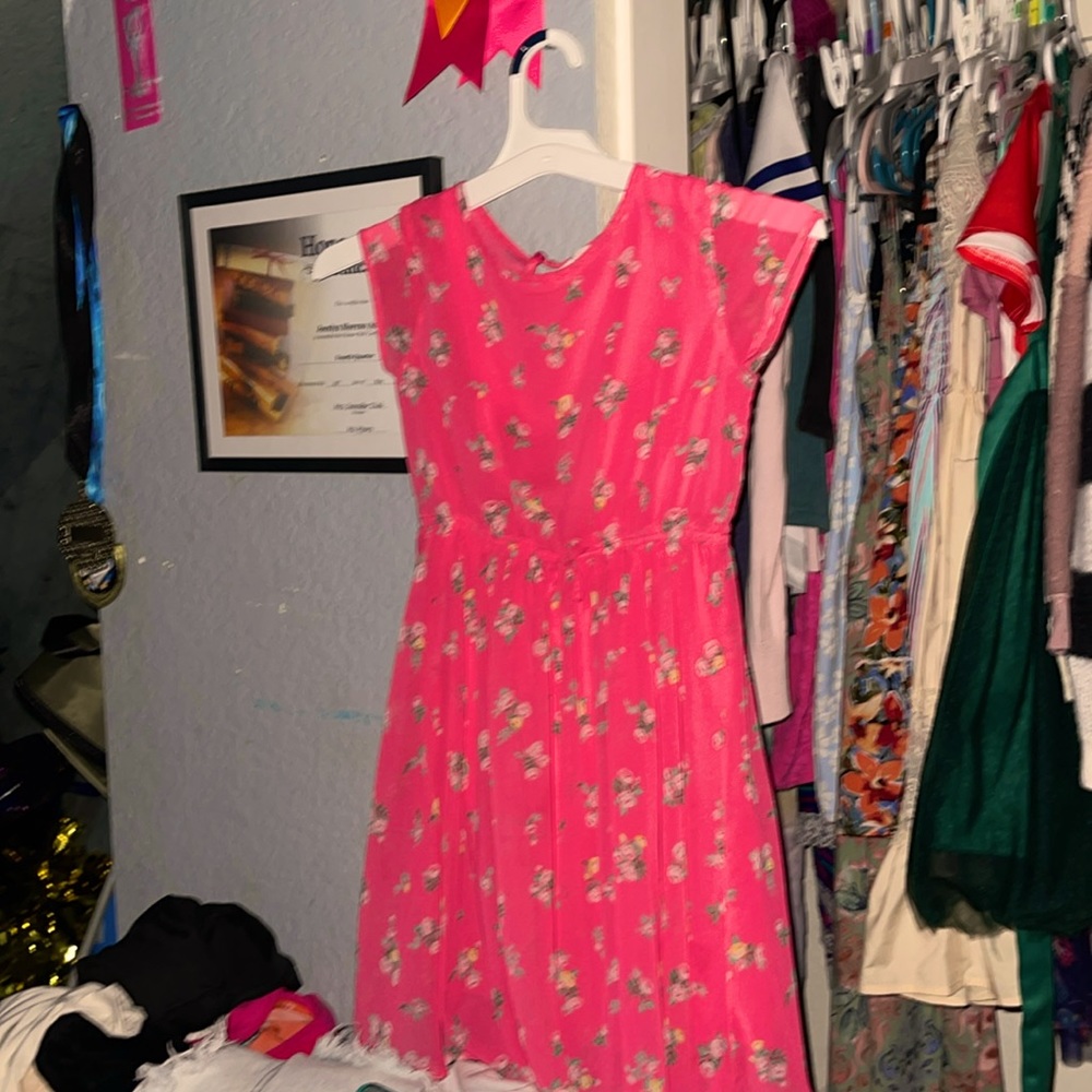 Hello, I’m selling a dress dress today